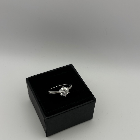 Elegant Sterling Silver 1.0 CT Moissanite Ring - Picture 5 of 6